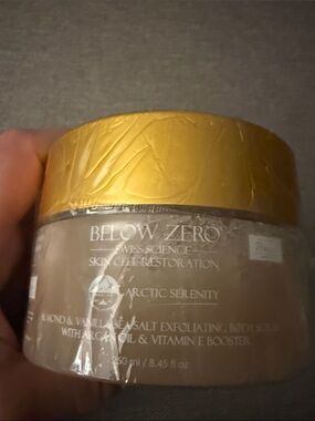 Arctic Serenity Almond & Vanilla Salt Exfoliating Body Scrub - Gold